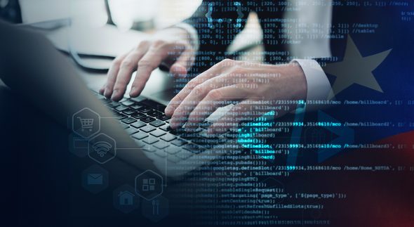 manos escribiendo en un computador