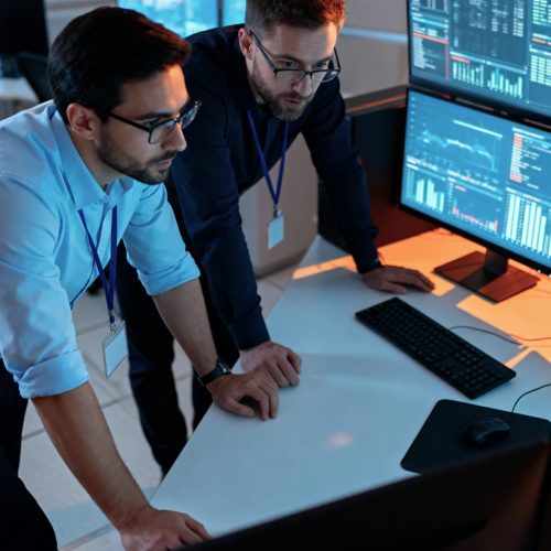 it-professionals-analyzing-real-time-data-control-room